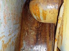 Upper part of LH tank. Not sure if the distinct rust line is where the vinegar came up to, or if that's how full the tank was before the car sat for the last 4 years.  Maybe both?