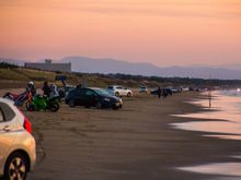 Being a nice autumn Saturday evening, there were quite a few people parked along the beach enjoying the sunset.