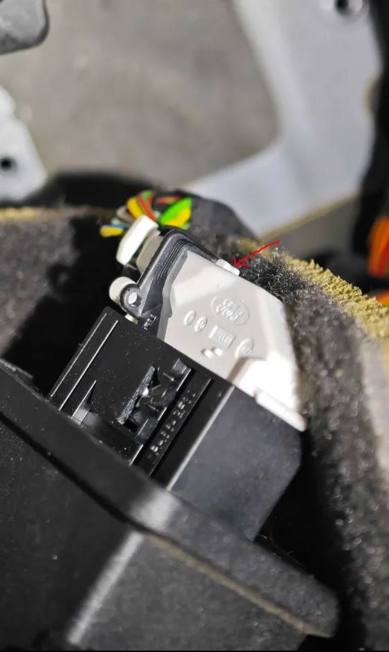 The connector uses a small white locking nub that must be pressed before the black lever can swing over to release it.