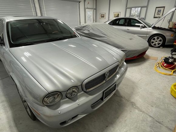 Has clear bra on hood and mirrors