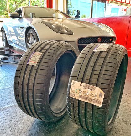 PSS 305’s on the back, 265’s up front. A lot stickier and quieter than the original Pirelli’s. 