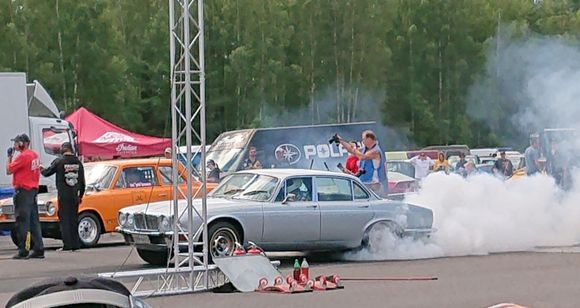 This old lump XJ with 392 Hemi drove 12.3/189 today. Some massive pro style long burnouts. I hope we have match race after a few weeks....