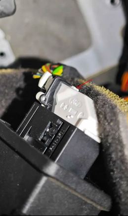 The connector uses a small white locking nub that must be pressed before the black lever can swing over to release it.
