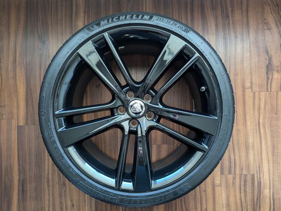 Wheel 2 (Front) -- Note: the reflection on the edge might look like curb rash, but it's just a reflection.