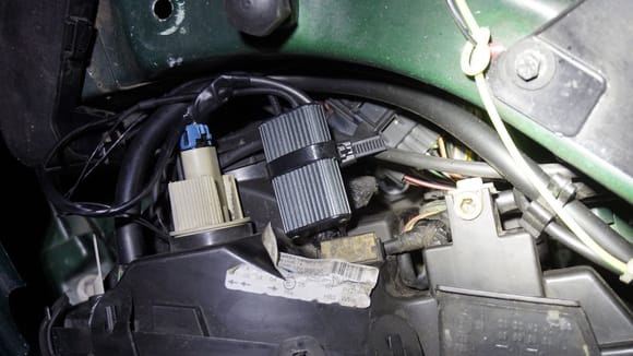 That square module in the centre of the picture is the controller of the front indicator LED bulb, which doubles up are DTRL when the indicator is not active.