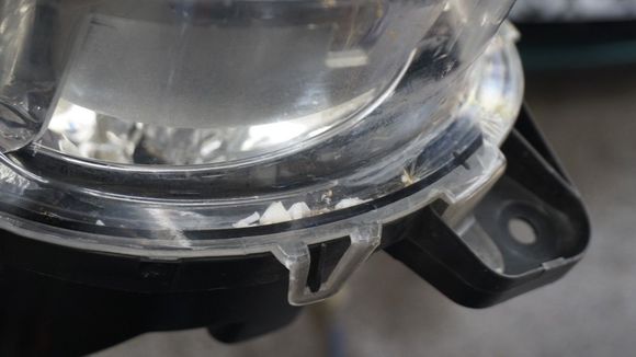 Here you see at the bottom some of the "pulverised plastic", which once held the reflector in place. Without them, you cannot adjust your headlamps any more and you have no control of where your light shines to. This should be a clear fail at the rego-check / MOT.