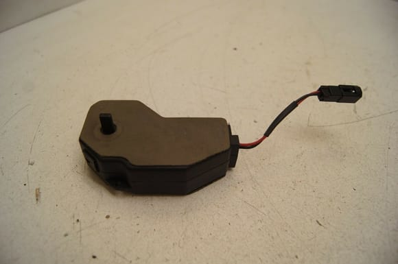 blend door motor showing the side with the drive dog sticking out
