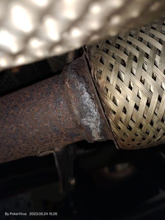 This is a crack in the Black pipe exhaust system