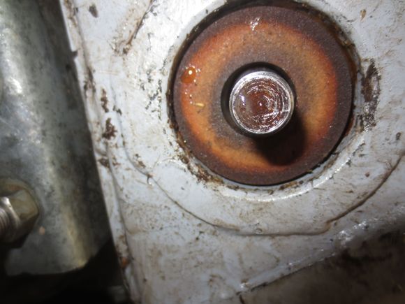 Ensure the gearbox support rod is central in the bracket