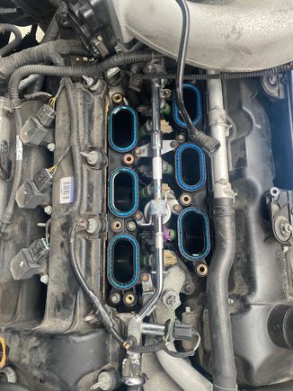 Redone the whole thing
Lower gaskets swell and it’s a challenge to stick em back in the slots…
So I’ve installed the brand new gaskets on the injectors then connected them to the rail then connected the switches with zip-ties then attached the 2 ‘manifold gasket holders to the rail with 6 injectors pointing in the right direction the screwed the rail into these ‘gasket holders’ then attached the whole thing to the engine and screwed it in 🛠️