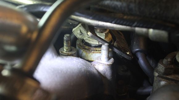 The Oily substance seems to start at the Top of the Rim of the Injector