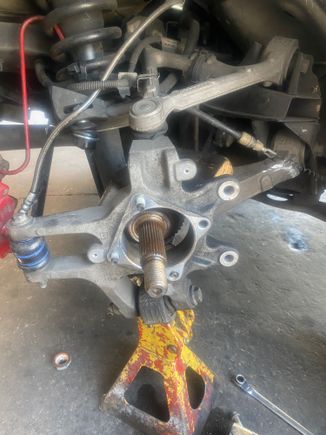 Murphy’s Law strikes!  Hub assembly doesn’t seem to fit.  Splines do not slide in… very tight fit, even with weighted hammer/mallet.  Fudge!  