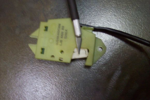 view of ratchet mechanism indicating direction that it will be pushed after installation