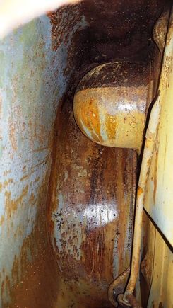 Upper part of LH tank. Not sure if the distinct rust line is where the vinegar came up to, or if that's how full the tank was before the car sat for the last 4 years.  Maybe both?