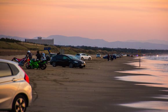 Being a nice autumn Saturday evening, there were quite a few people parked along the beach enjoying the sunset.