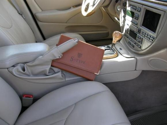 Yes, it even comes with the Owner Manual (in the leather bound cover)!