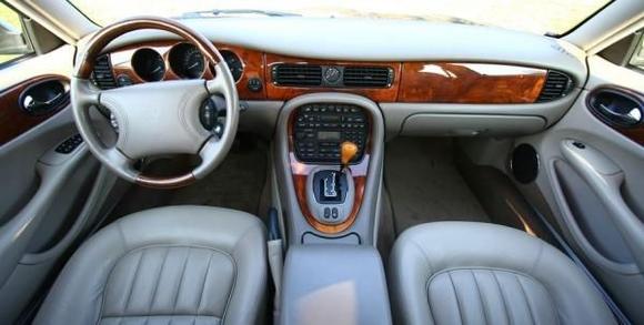 GB JaguarXJ3.2 int