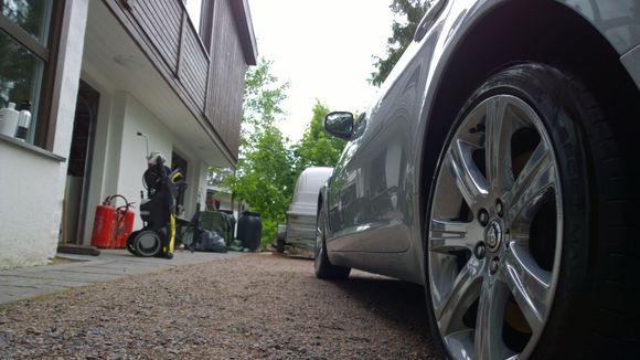 Here you can better see the silver chrome paint on the rims