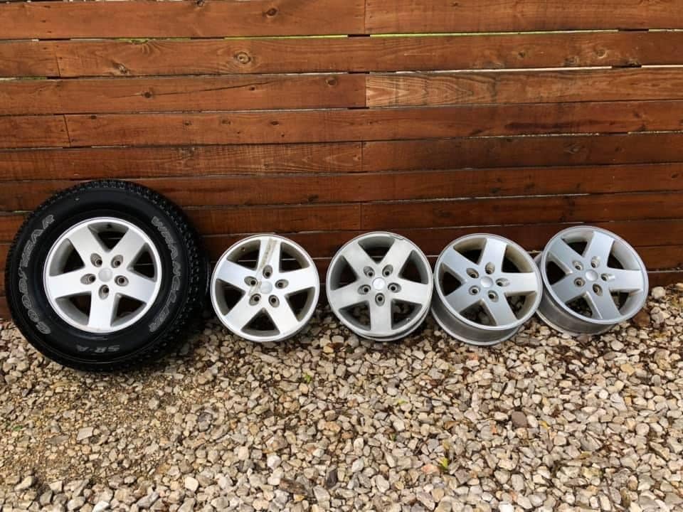 Wheels and Tires/Axles - 5 JK wheels and 1 tire - Used - 2008 to 2019 Jeep Wrangler - San Antonio, TX 78210, United States