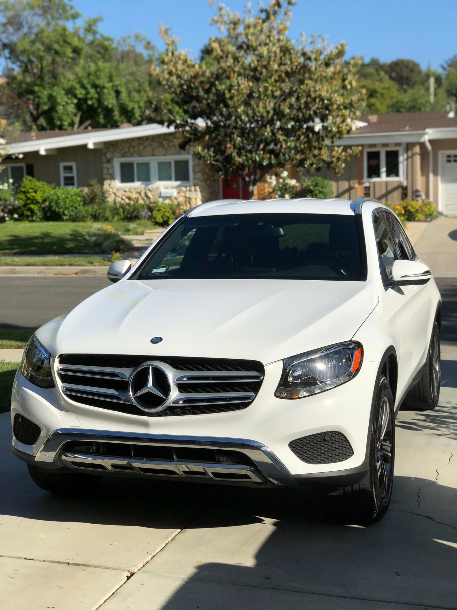 2017 Mercedes-Benz GLC300 - 2017 glc300 $26k - Used - VIN Wdc0g4jb1he137700 - 54,037 Miles - 4 cyl - 2WD - Automatic - SUV - White - Woodland Hills, CA 91364, United States