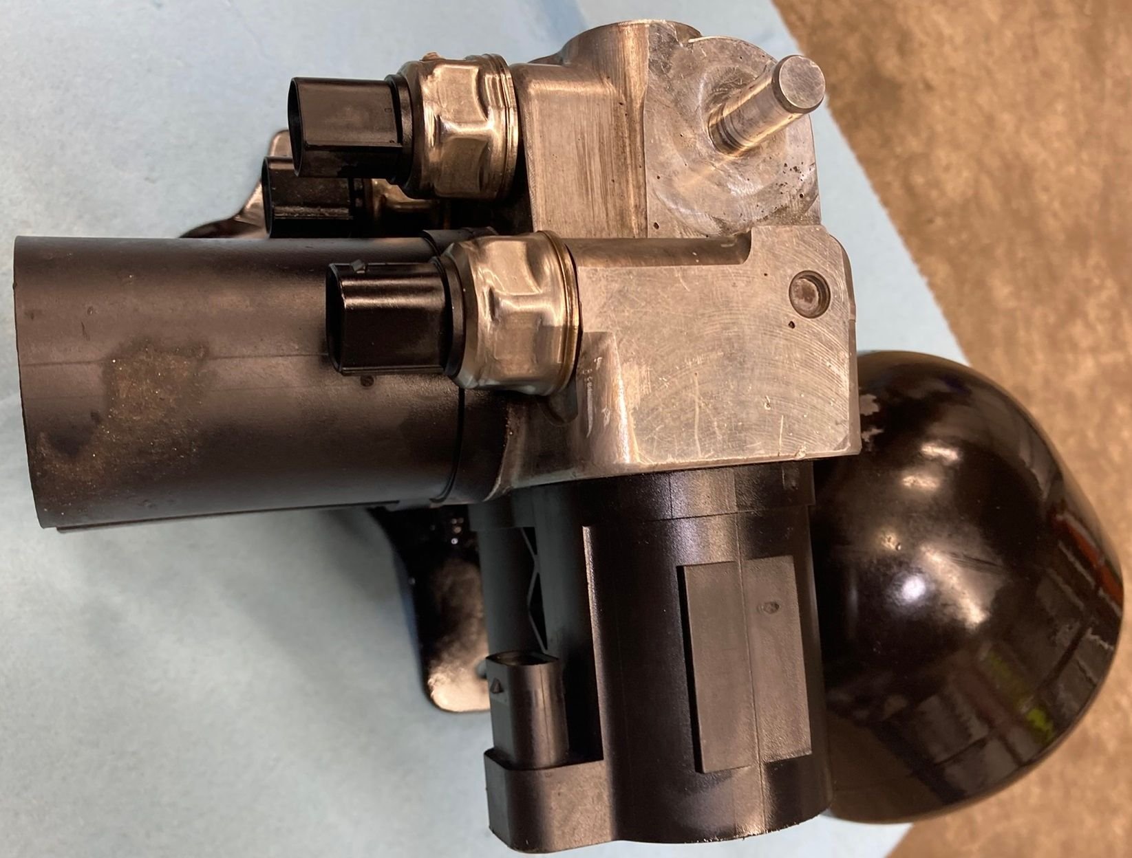 2008 SL55 AMG Front Axle Valve Unit - additional pictures for reference - top