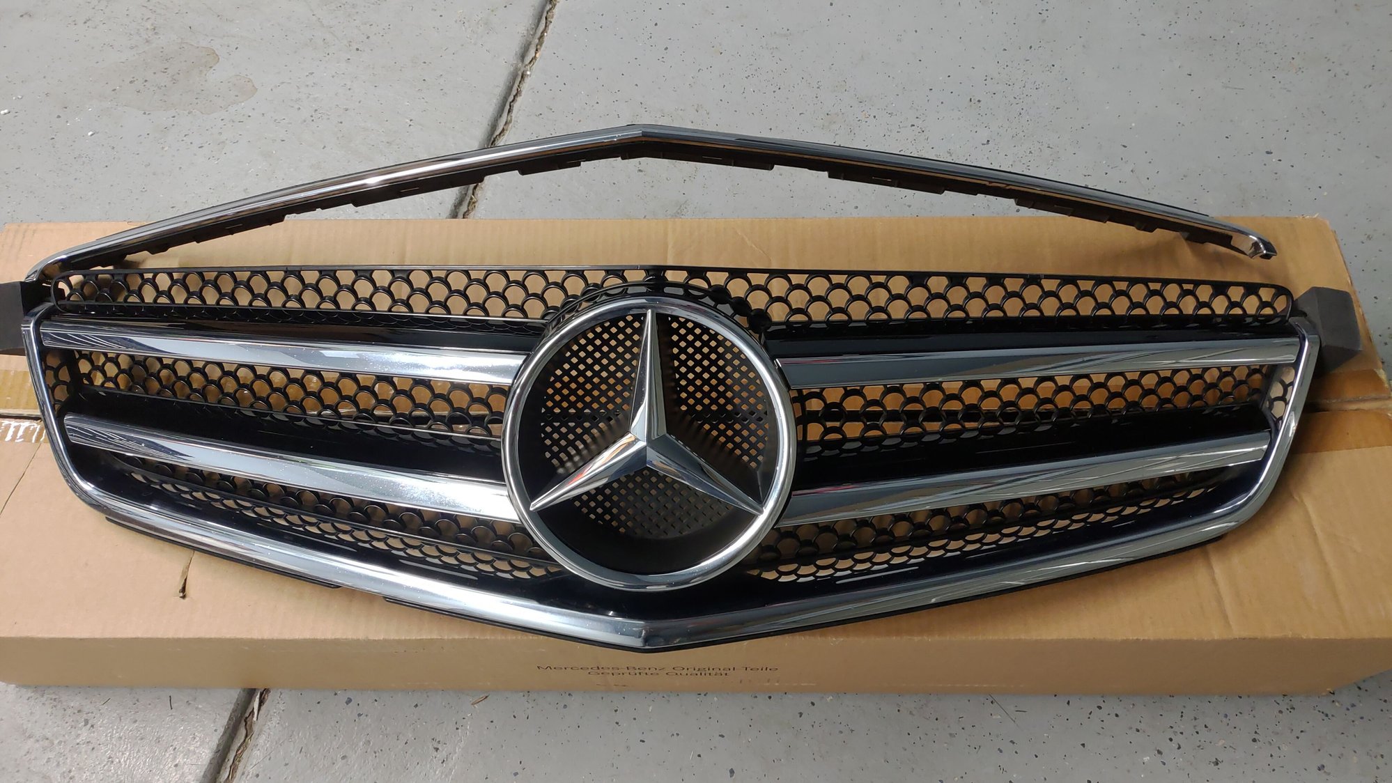 Exterior Body Parts - 2008-2011 Mercedes C63 AMG W204 Grille OEM Part #A2048801083 - Used - 2008 to 2011 Mercedes-Benz C63 AMG - Denver, CO 80233, United States