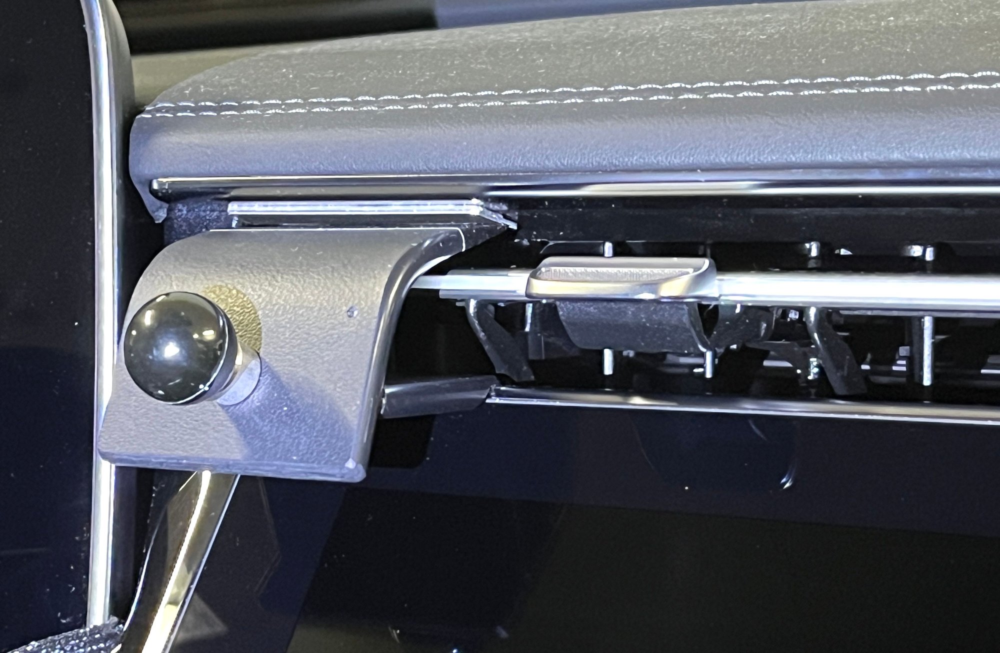 855814 ProClip mount installed in W214 w/Superscreen.
