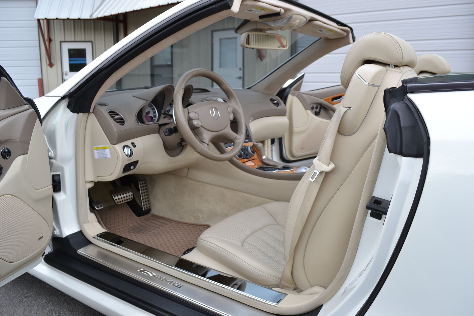 2007 Mercedes-Benz SL65 AMG - 2007 Mercedes Benz SL65 AMG Roadster, White/Tan, 81,000 Miles, $39K - Used - VIN WDBSK79FX7F131946 - 81,200 Miles - 12 cyl - 2WD - Automatic - Convertible - White - Hilo, HI 96720, United States