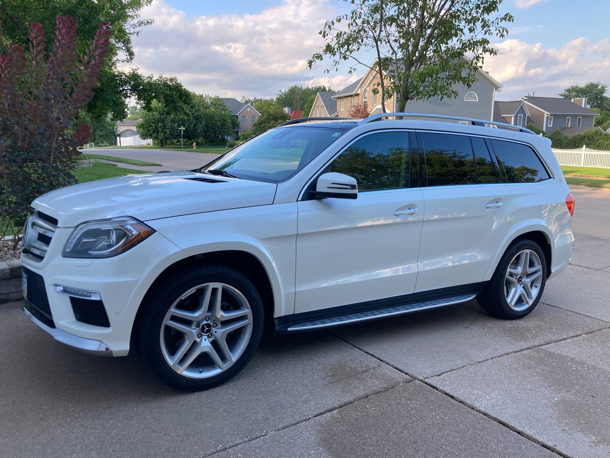 2014 Mercedes-Benz GL550 - 2014 GL550 For Sale - Engine good - Used - VIN 4JGDF7DE5EA273592 - 107,822 Miles - 8 cyl - AWD - Automatic - SUV - White - Bettendorf, IA 52722, United States