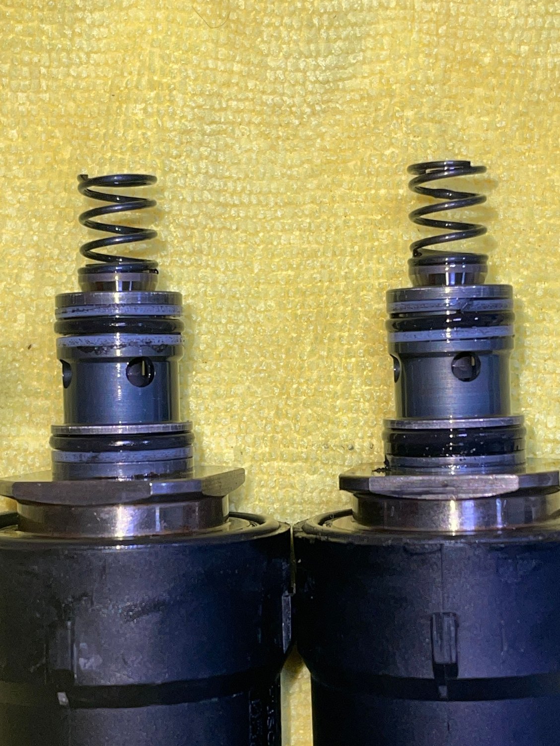 The locking valve on the right seem to be stuck in open position?