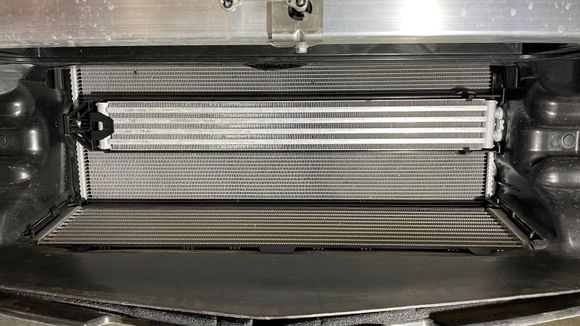 Center radiator layout without bumper 