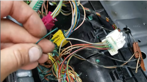 Same video from another guy in the first picture, but I uploaded this to show how my yellow connector wire also looks like this, corroded to the point that it broke off.