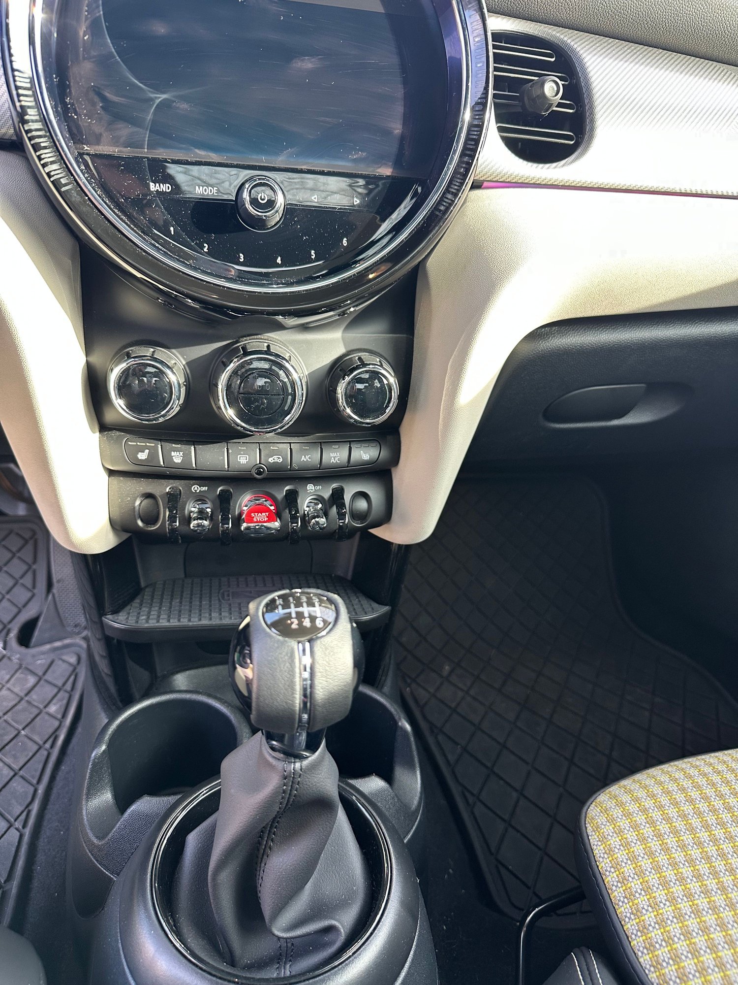 2024 Mini F56: Mini Hatch/Hardtop - 2024 Mini Cooper Hardtop 3-door 6spd - Green on Tan with Low Miles! - Used - VIN WMW33DH08R2U53099 - 12,900 Miles - 3 cyl - 2WD - Manual - Hatchback - Other - Madison, WI 53705, United States