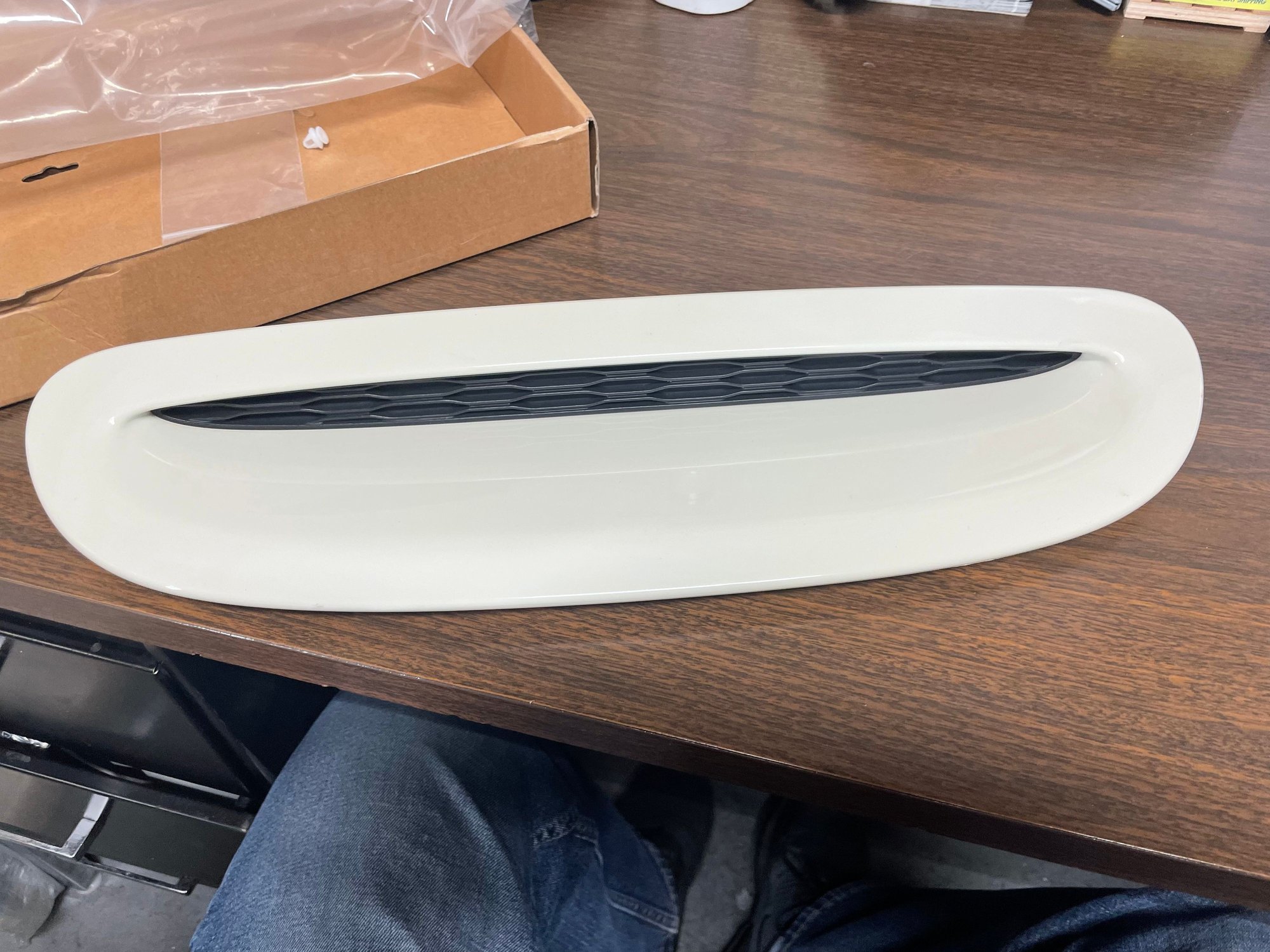 Exterior Body Parts - F56 Pepper White Hood Scoop - Used - 2015 to 2020 Mini F56: Mini Hatch/Hardtop - Paramus, NJ 07652, United States