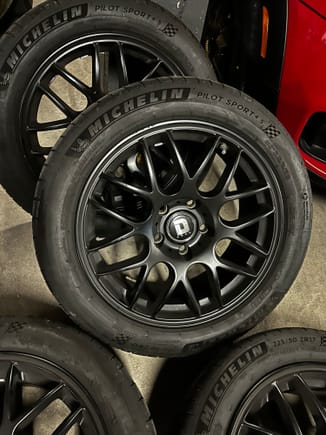 #04 - Wheel and Tire - Drag 17x7.5 et42 PDC 5x120 - w/ TPMS installed - Michelin Pilot Sport 4S - 225/55 ZR17 - Summer Tires