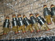 30 pound ev1 4 hole injectors from ford, rebuilt and flow matched to within 1 percent 

Will stick them on my intake and see if the fuel rails work this weekend.  Not looking promising just from eyeballing it.