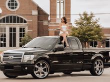 DJM 3” Lower Control Arms
Slotted LCA mounts
Stock 2 piece driveshaft
DJM 3 pc adjustable flip kit
leaf springs clamps on all ends
1” lifting shackle

24x10 +35mm
Lexani LX-Twenty 275/35/24