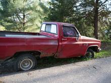 1985 chevy silverado 2wd swb 350 ci 400 trans  thrown rod in motor still cranks core possibly good.