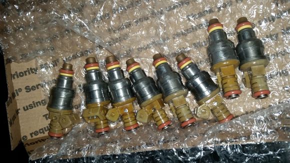 30 pound ev1 4 hole injectors from ford, rebuilt and flow matched to within 1 percent 

Will stick them on my intake and see if the fuel rails work this weekend.  Not looking promising just from eyeballing it.