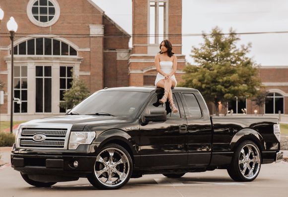 DJM 3” Lower Control Arms
Slotted LCA mounts
Stock 2 piece driveshaft
DJM 3 pc adjustable flip kit
leaf springs clamps on all ends
1” lifting shackle

24x10 +35mm
Lexani LX-Twenty 275/35/24