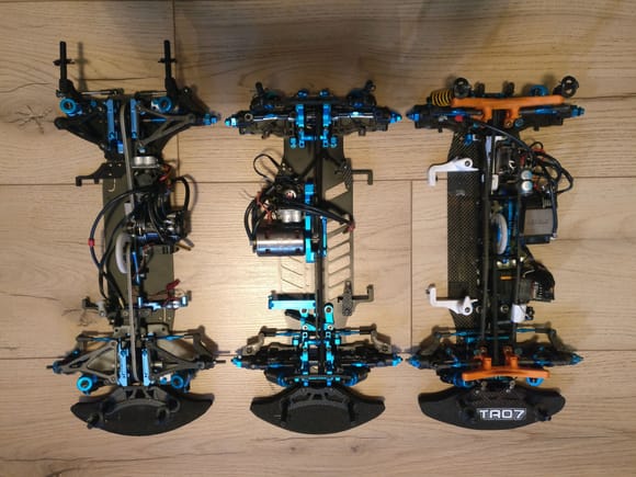 3 kinds of Single-Belt chassis. Left: h2e five, middle: TRF TA07MSX with inverted drivetrain, right: Tamiya TA07 with inverted drivetrain.