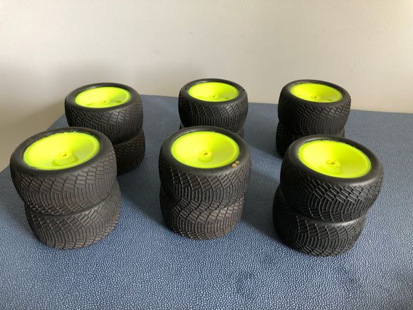 5 sets have 1 run 

1 set has 3 runs 

JC yellow wheels  like new 