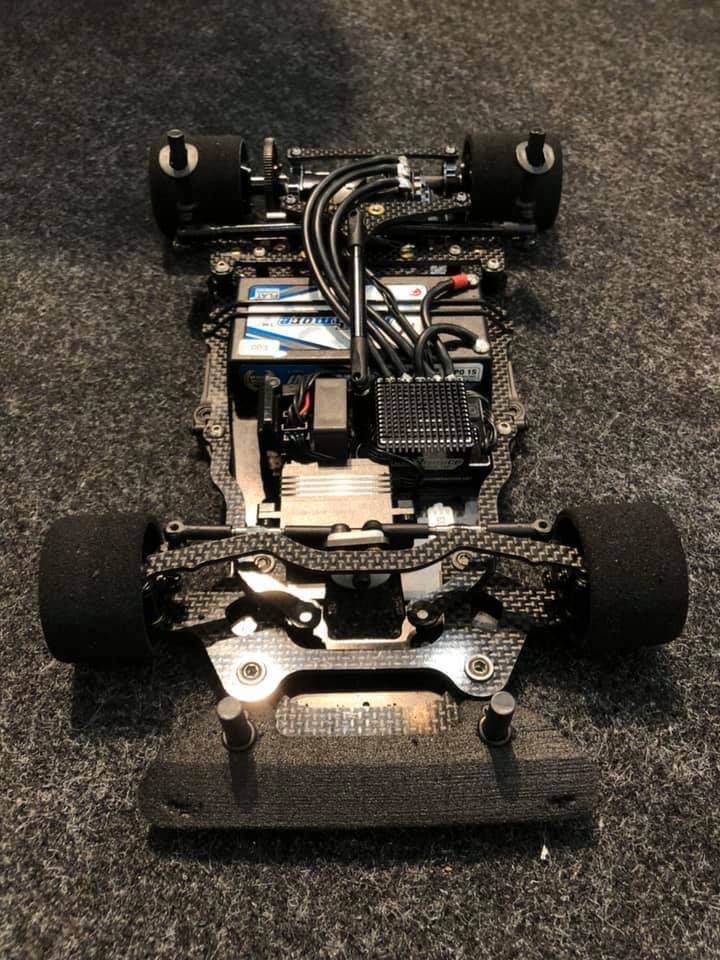 Schumacher Eclipse3ラジコンシャーシ 本体