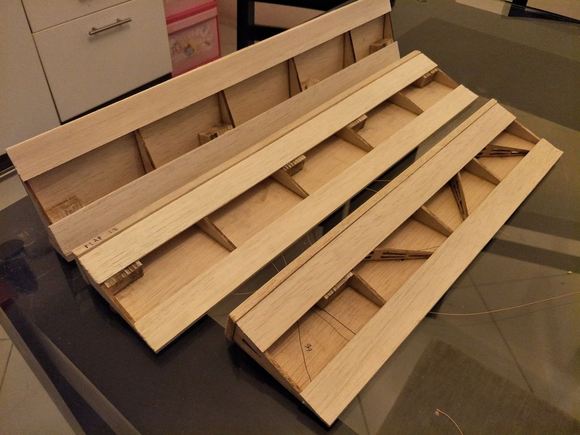 ailerons and flaps withe sheetng, gotta glue some cap strips. I should have installed the 45 degree additional ribs of the flaps (wider ones).
