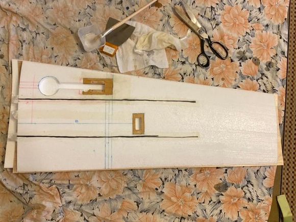 Reinforcement of wing and landing gear mount with glass fiber strips an carbon thread