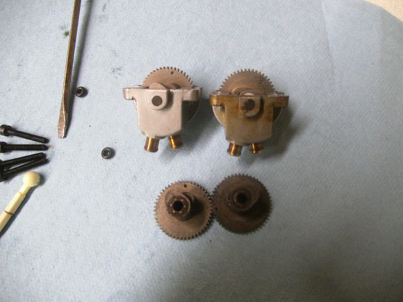 Saito 130 cam difference between right and left, the left cam has the lobes splayed way out.