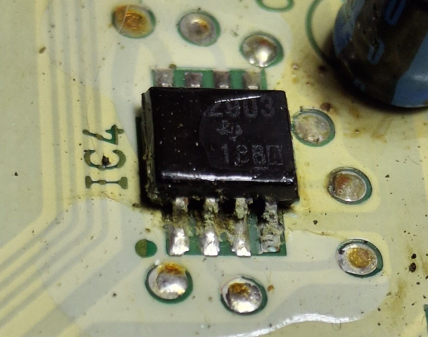 Horrid green corrosion deposits on the lowest 4 pins of IC4. The dusty remains of a missing PCB trace under IC4!