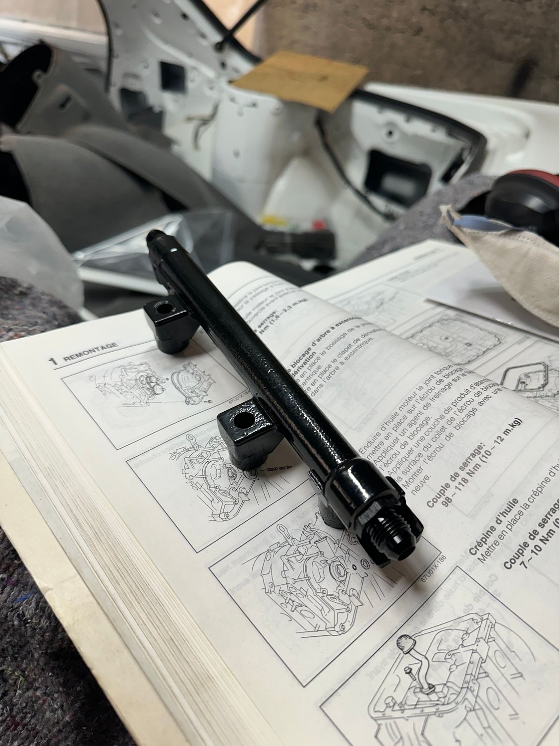 AN6 stock fuel rail. Sandblasting + powder coating make life sooo much easier and cleaner