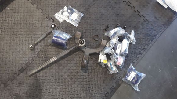 Since i was already there and have the bushings to replace the old worn OEM stuff, I removed the rear suspension.