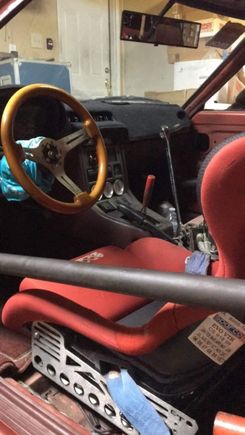 super expired sparco seat(thanks again for the killer deal corbin! 160$, w/t3 side mount bracket.
9k racing shift nob thanks to josh for his donation.
and a welded in door bar! the car is now safe for tandems!
